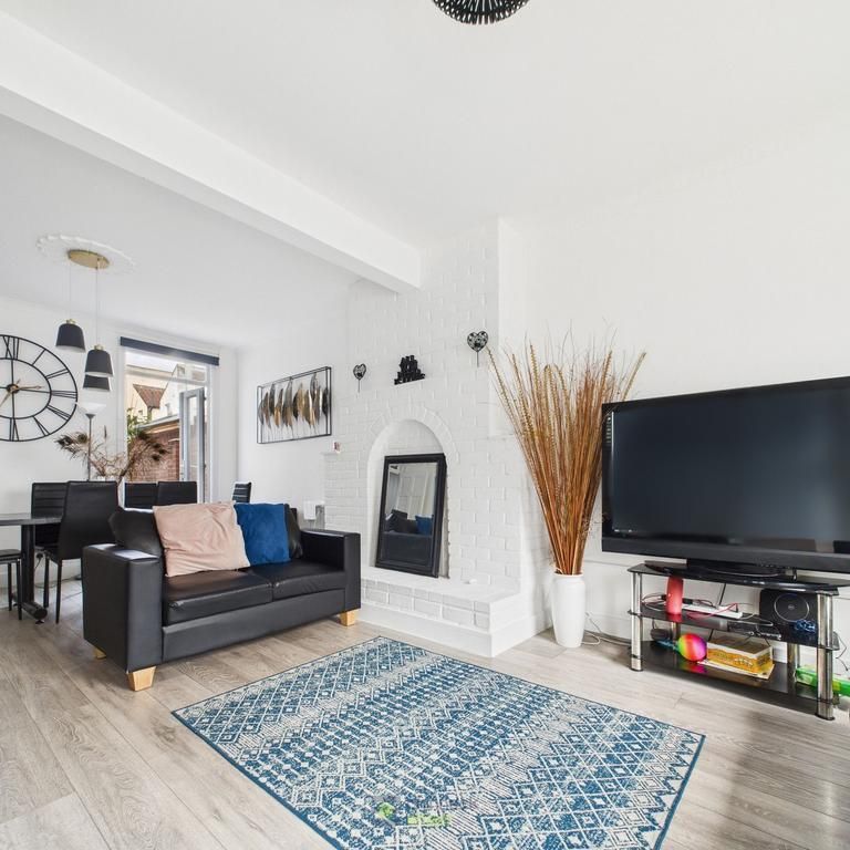 3 bedroom end of terrace house to rent - Photo 1