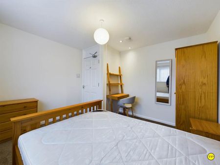 1 bedroom in a house share to rent - Photo 2