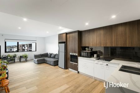 Beautiful 2 Bedroom Apartment - Available Now! - Photo 3