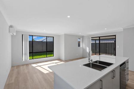 Brand New 5 Bedroom House in Prime Dudley Park Location - Photo 4