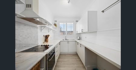 Light filled modern top floor apartment right near the beachfront - Photo 3