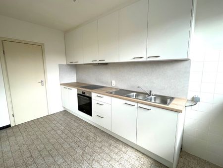 Appartement gelegen op de derde verdieping in de directe nabijheid van het centrum van Strombeek. - Foto 3