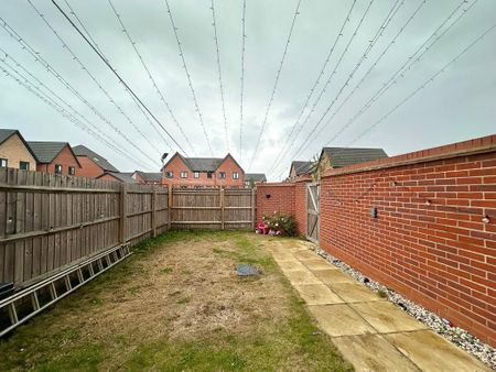 3 bedroom end of terrace house to rent - Photo 4