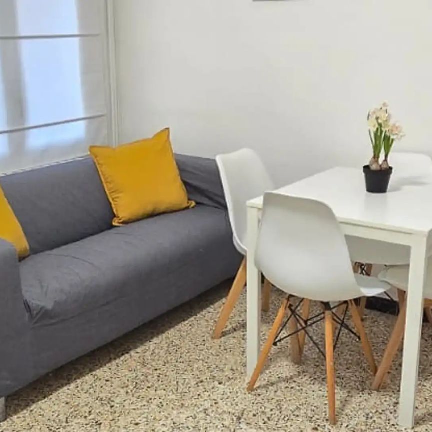 Piso de alquiler en Carrer de Sant Jaume, Fonts dels Capellans - Sagrada Família - Foto 1