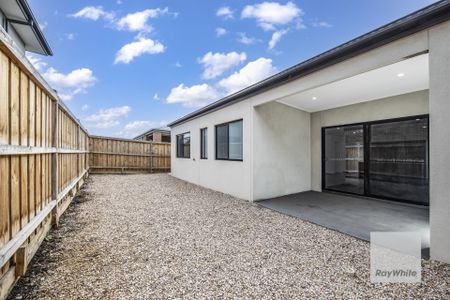 Modern Family Living with Space & Comfort - Photo 5