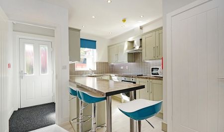 Modern 3-Bed Ensuite Student Apartment with Spacious Living Area - Photo 5