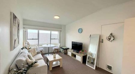 Beautifully presented 1 Bedroom - Photo 3