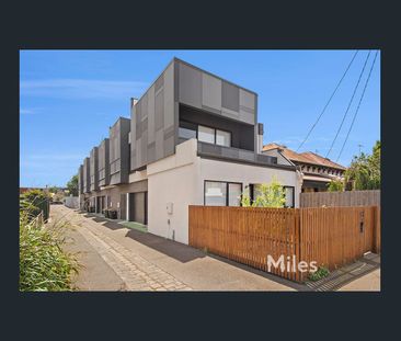 GREAT LOCATION! - Photo 2