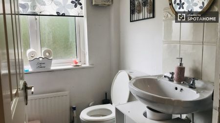 Cosy room in 5-bedroom house in Sandyford, Dublin - Photo 2