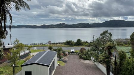 STUNNING 4 BEDROOM HOME WITH VIEWS. - Photo 2