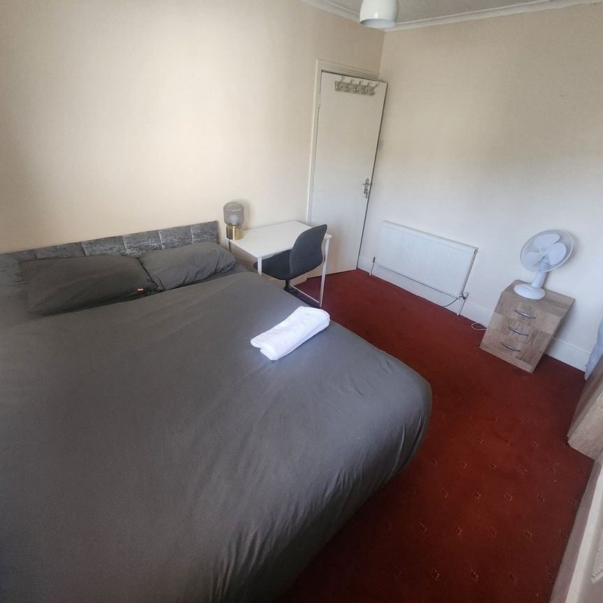 3 Bed Terraced House, Moffat Road, CR7 - Photo 1