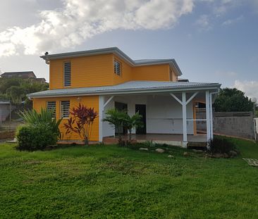 Jolie villa F4 meublée en bois mitoyenne + garage, située sur les hauteurs de PETIT-BOURG - Photo 2