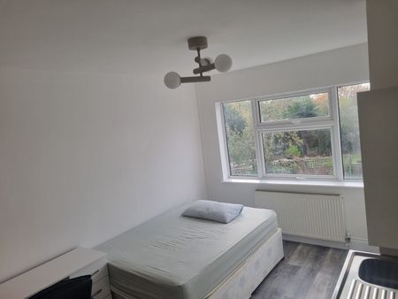 Studio Flat, Sunny Gardens Parade, NW4 - Photo 3