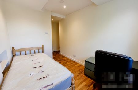 Ensuite Room 4 - Photo 3