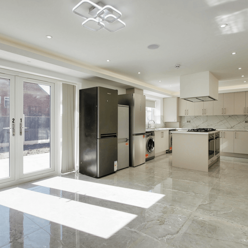 7 bed semi-detached house to rent in Langley Road, Langley, SL3 - Photo 1