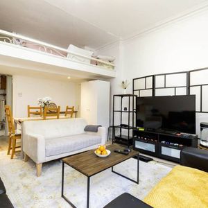 Modern Studio - Photo 2