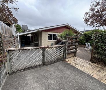 Two bedroom, easy care - Photo 4