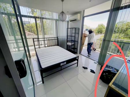 Master bedroom with balcony-Upstairs. - Photo 3