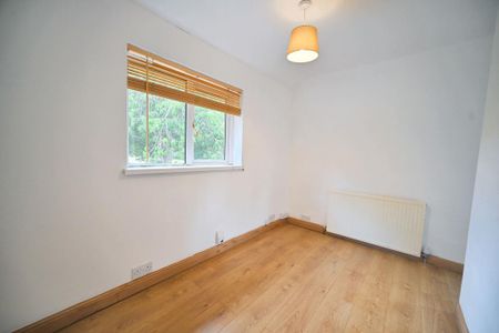 4 bedroom end of terrace house to rent - Photo 3