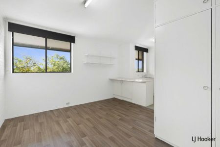 Refreshed studio apartment - Photo 3