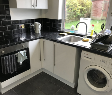 1 bedroom in a house share to rent - Photo 2
