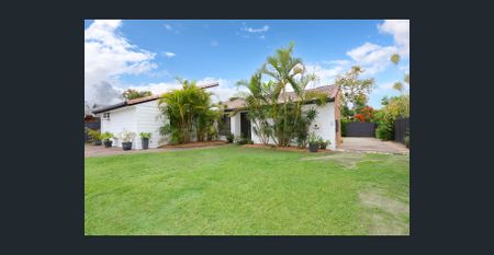 Renovated 4-Bedroom Home with Studio & Side Access - Photo 5