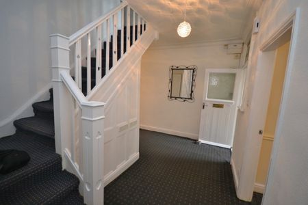 6 bed Detached House for Rent - Photo 3