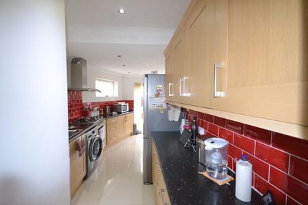 4 bedroom end of terrace house to rent - Photo 5