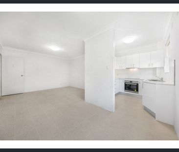 Fantastic 2 Bedroom Unit Opposite Westmead Train Station! - Photo 2