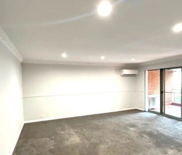 Modern Oversized Two Bedroom Apartment - Photo 4