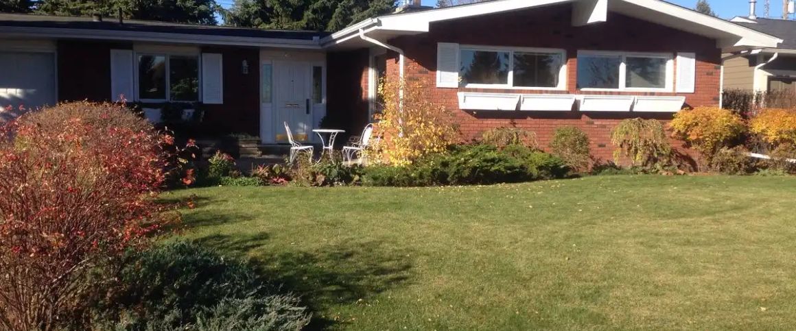 Executive 3 bed/3bath bungalow for 6 month rental — 3 Bedrooms+ Den House - Photo 1