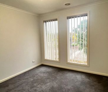 Perfectly positioned, three bedroom beauty! - Photo 2