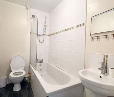 3 bedroom flat to rent - Photo 2