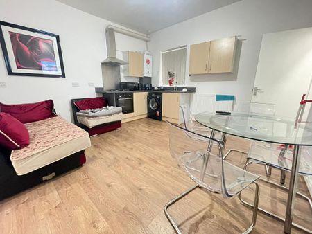 3 bedroom flat to rent - Photo 4