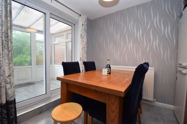 Park Road, Castleford - Photo 1
