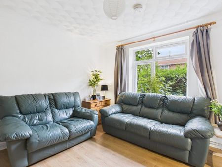 1 bedroom in a house share to rent - Photo 2