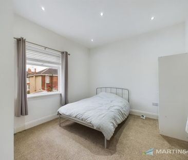 4 bedroom semi-detached house to rent - Photo 4