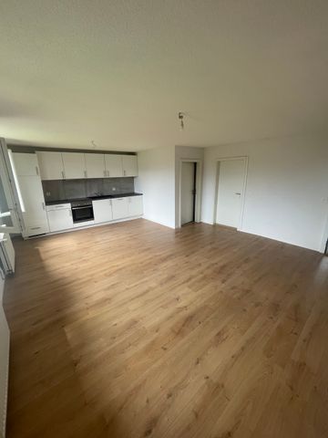 Charmant 2.5 pièces lumineux avec place de parc dans un cadre paisible à Alle - Foto 2