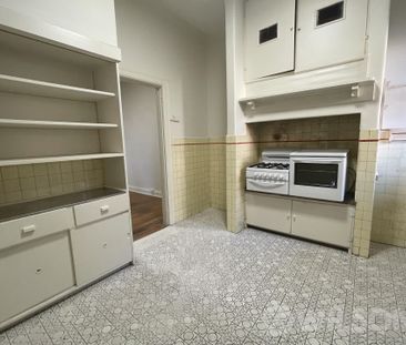 Charming Art Deco Home in Prestigious Leafy St Kilda East - Photo 4