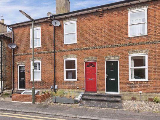 A two bedroom mid-terraced property located in the centre Guildford. - Photo 1