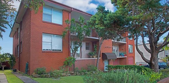 Stylish Two Bedroom in the Heart of Summer Hill - Photo 2