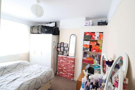 Chairborough Road, High Wycombe, HP12 - Photo 4