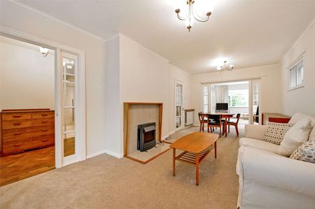 A well-maintained family home full of period features with mature rear garden and driveway parking for one car. - Photo 4