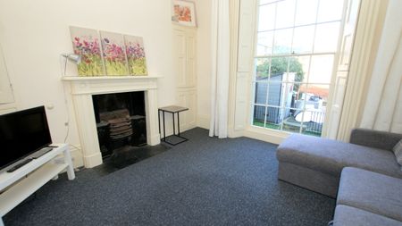 Basement Flat, 32 Montpellier Villas, CHELTENHAM GL502XF - Photo 3