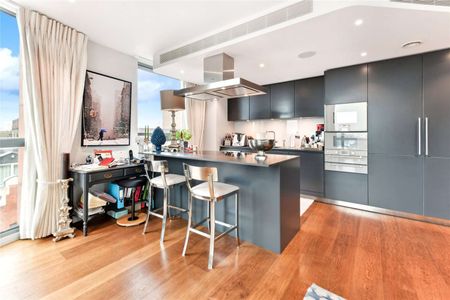 Exceptional 3 bedroom, 2 bathroom apartment with a beautiful outlook near St. James's Park. A highly desirable development with garaged parking and 24/7 concierge. - Photo 3