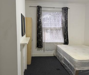 Room in a Shared House, Wood St, E17 - Photo 2