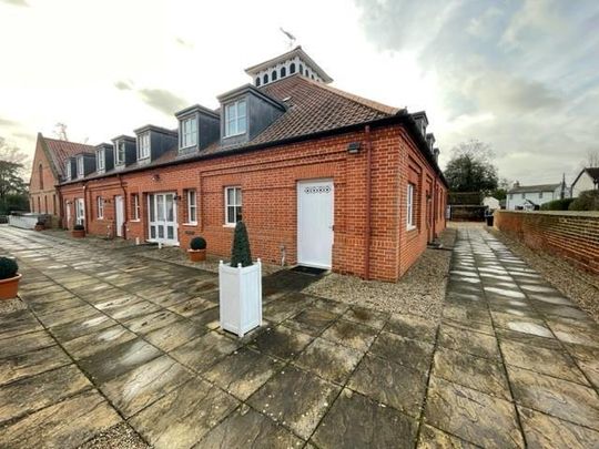 2 bedroom mews to rent - Photo 1