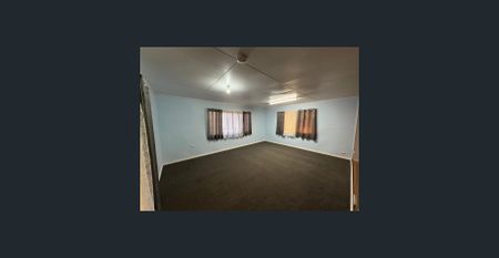 Country home with huge shed & rural outlook. - Photo 4