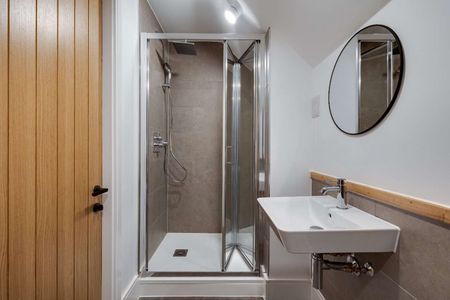 Beautifully converted two bedroom duplex apartment with its own private entrance, set within an exclusive development in the heart of Handbridge - Photo 4