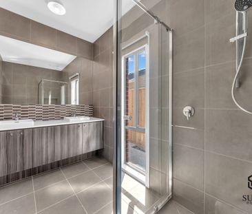 25 SQ Upgraded Property for Rent! - Photo 6